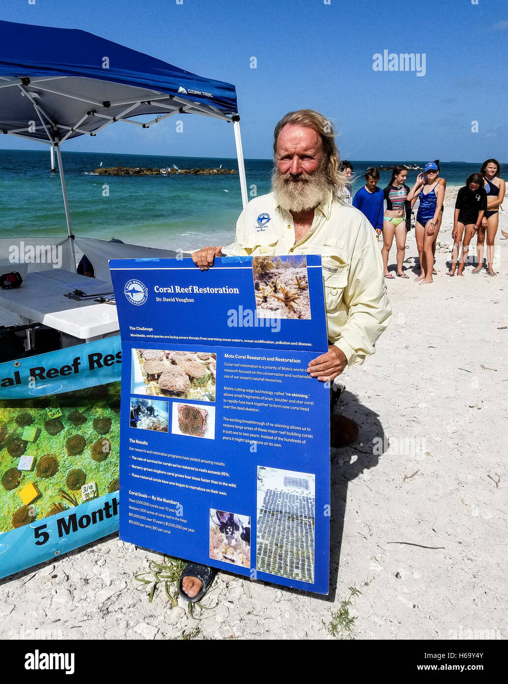 Dr. David Vaughan, executive Director der Mote Marine Tropical Research Lab, erklärt Reef-Wiederherstellung-Projekt Stockfoto