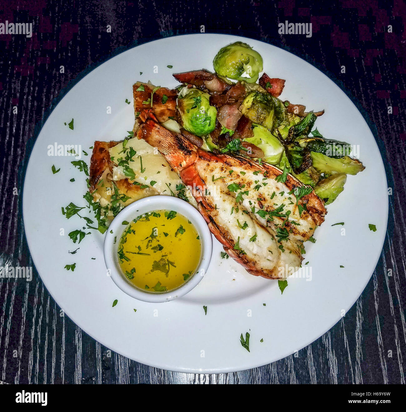 Florida-Hummer zum Abendessen. Keine Krallen. Was du isst, ist das Heck. Stockfoto