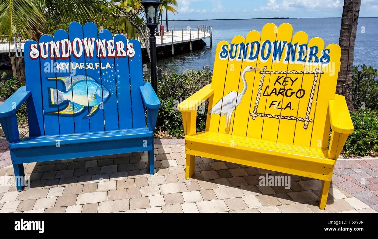 Cool Liegestühle an Deck der Sundowner, ein beliebtes Fischrestaurant auf Key Largo in Florida Keys. Stockfoto