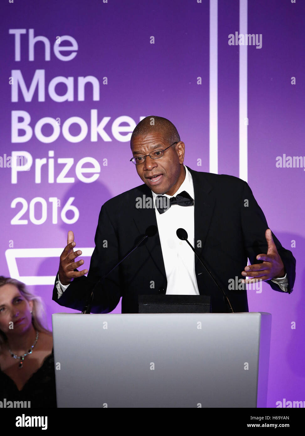 Paul Beatty, der Gewinner des 2016 Booker Prize für seinen Roman "The Sellout" hält eine Rede bei der Preisverleihung 2016 Man Booker Prize in The Guildhall 2016 in London. Stockfoto