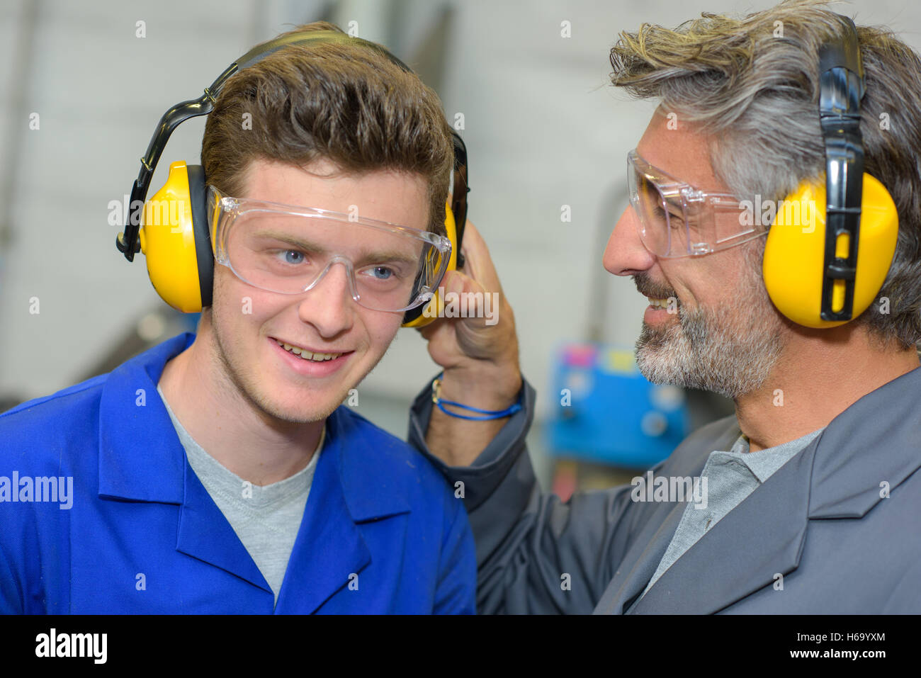 Handwerk-Lehrerin mit Schüler Stockfoto