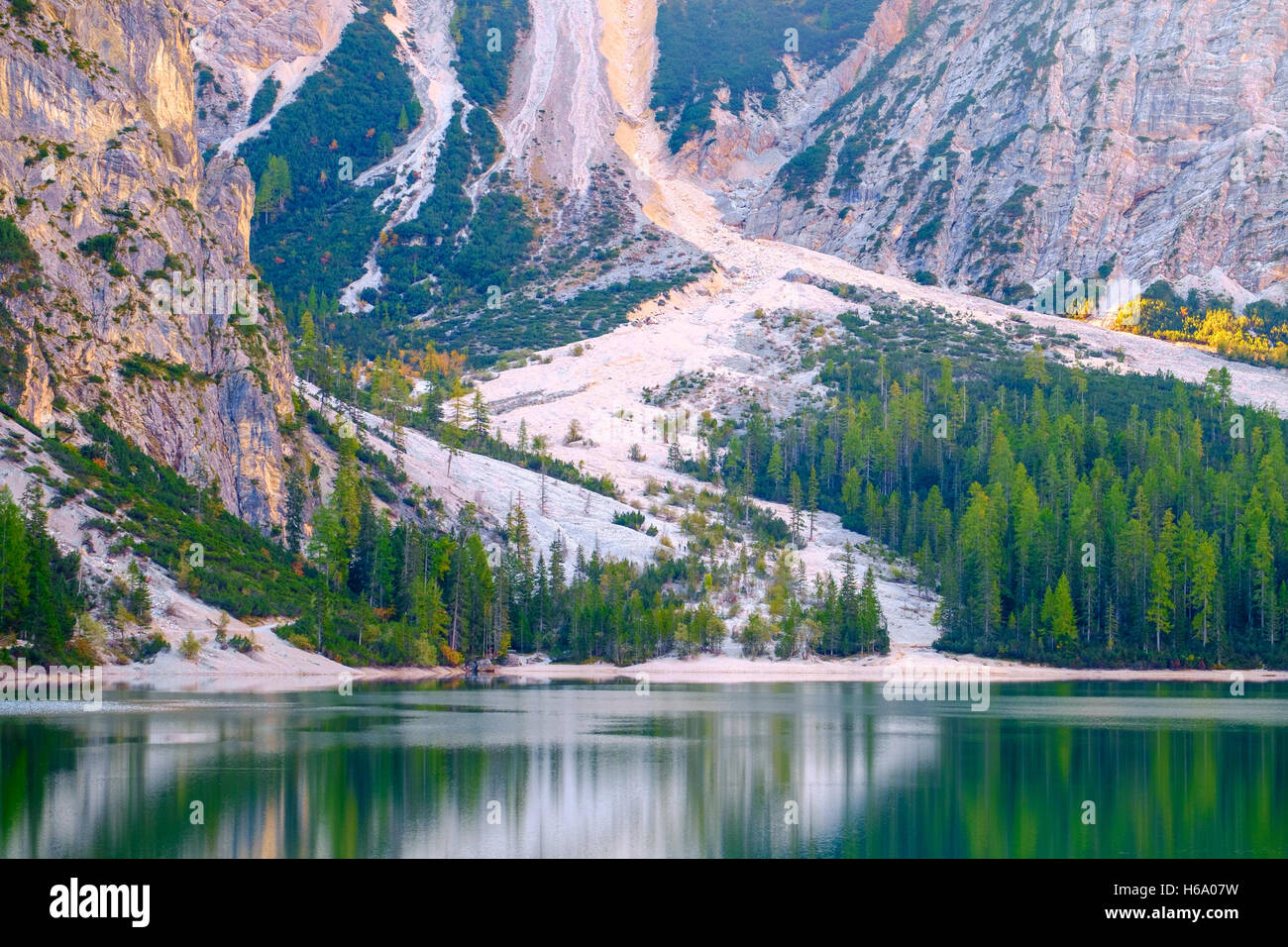 Pragser Wildsee (Pragser Wildsee) in den Dolomiten, Südtirol, Italien Stockfoto