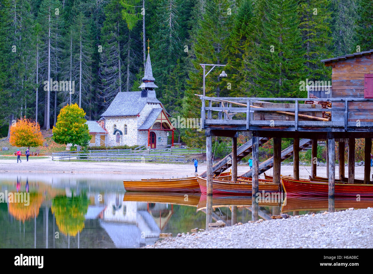 Pragser Wildsee (Pragser Wildsee) in den Dolomiten, Südtirol, Italien Stockfoto