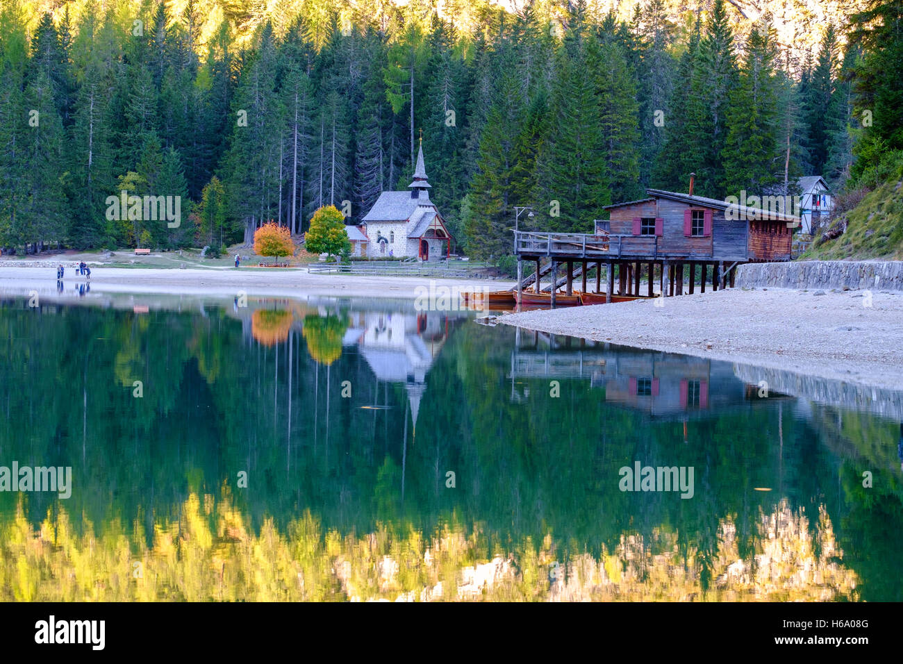 Pragser Wildsee (Pragser Wildsee) in den Dolomiten, Südtirol, Italien Stockfoto