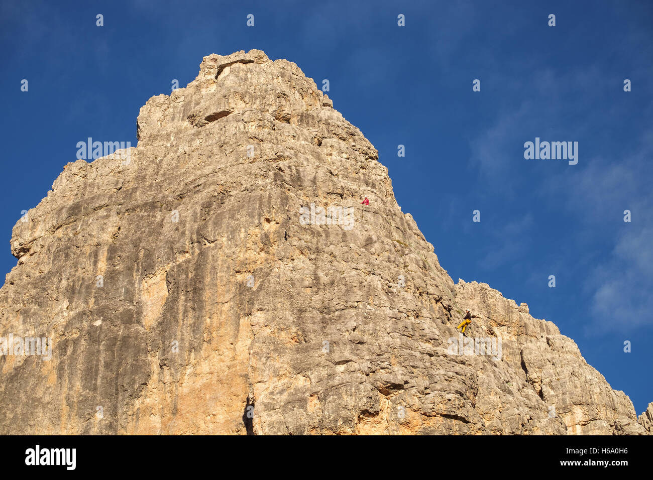 Senkrechten Wänden mit Kletterer Cinque Torri, Dolomiten, Italien Stockfoto