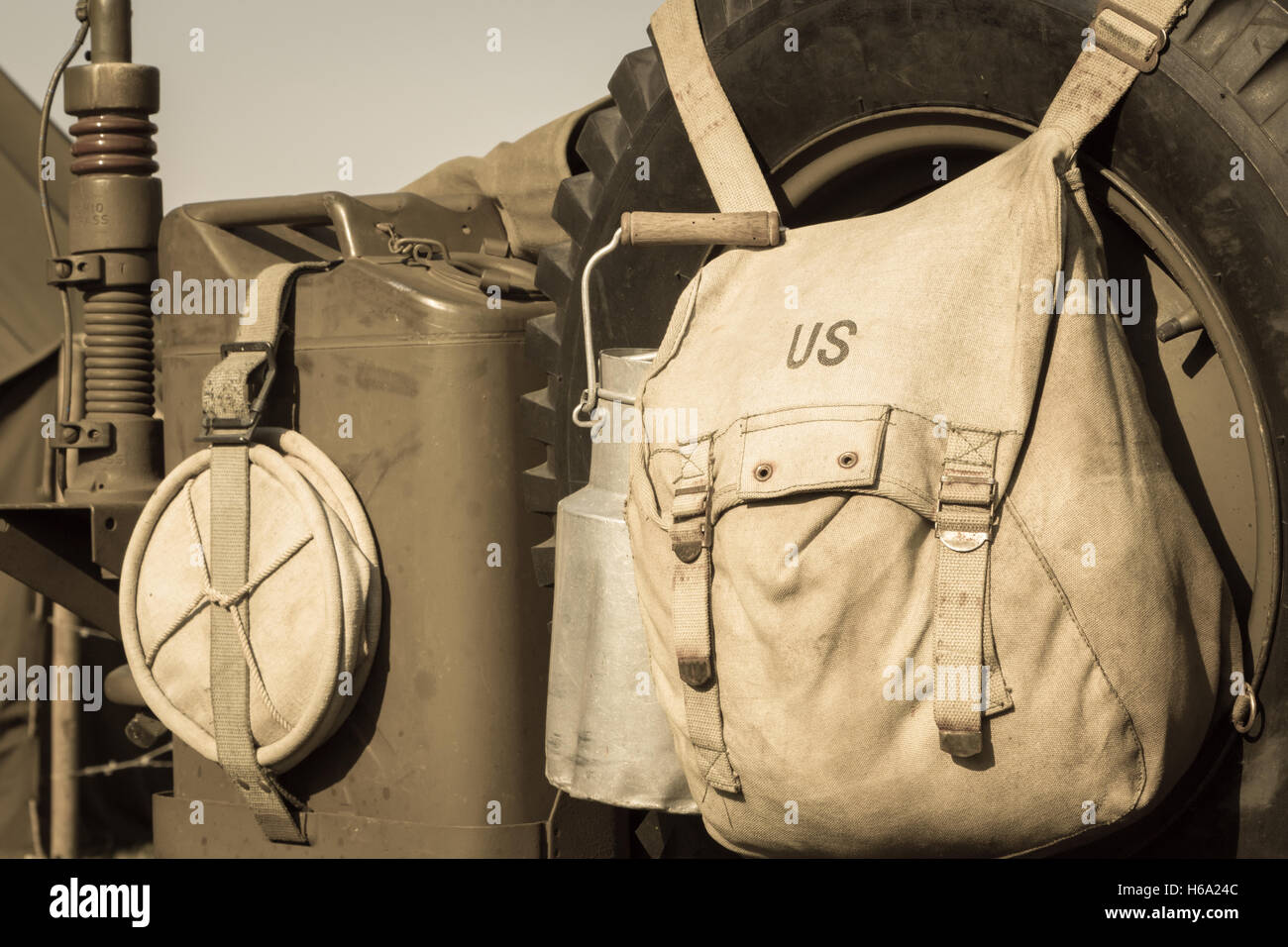 US-Militär Tasche und Benzin Kanister auf einer Jeep-Modeausstellung Stockfoto