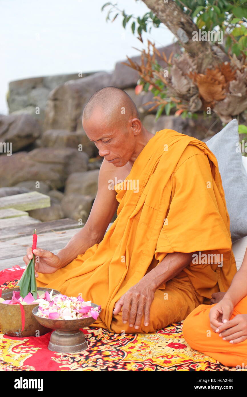 Ein buddhistischer Mönch führt eine Zeremonie in Kambodscha Stockfoto