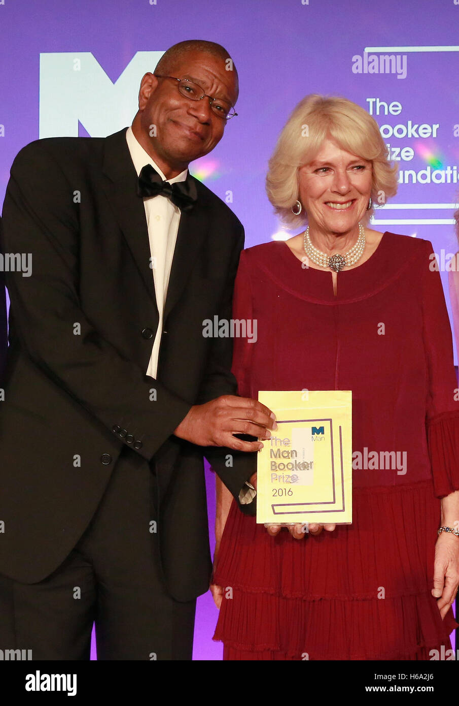 Die Herzogin von Cornwall Herzogin mit Paul Beatty, der Gewinner des 2016 Booker Prize für seinen Roman "The Sellout" bei der 2016 Booker Prize for Fiction Award Ceremony bei The Guildhall 2016 in London. Stockfoto