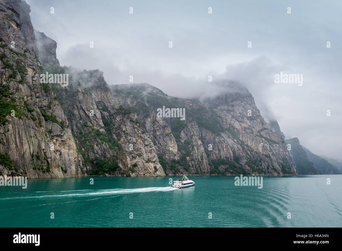 Norwegischen Lysefjord-Ansicht mit der kleinen Fähre. Stockfoto