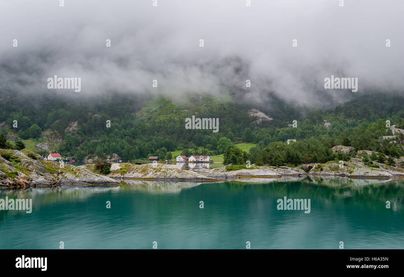 Häuser der norwegischen Dorf am Ufer des Fjords. Stockfoto