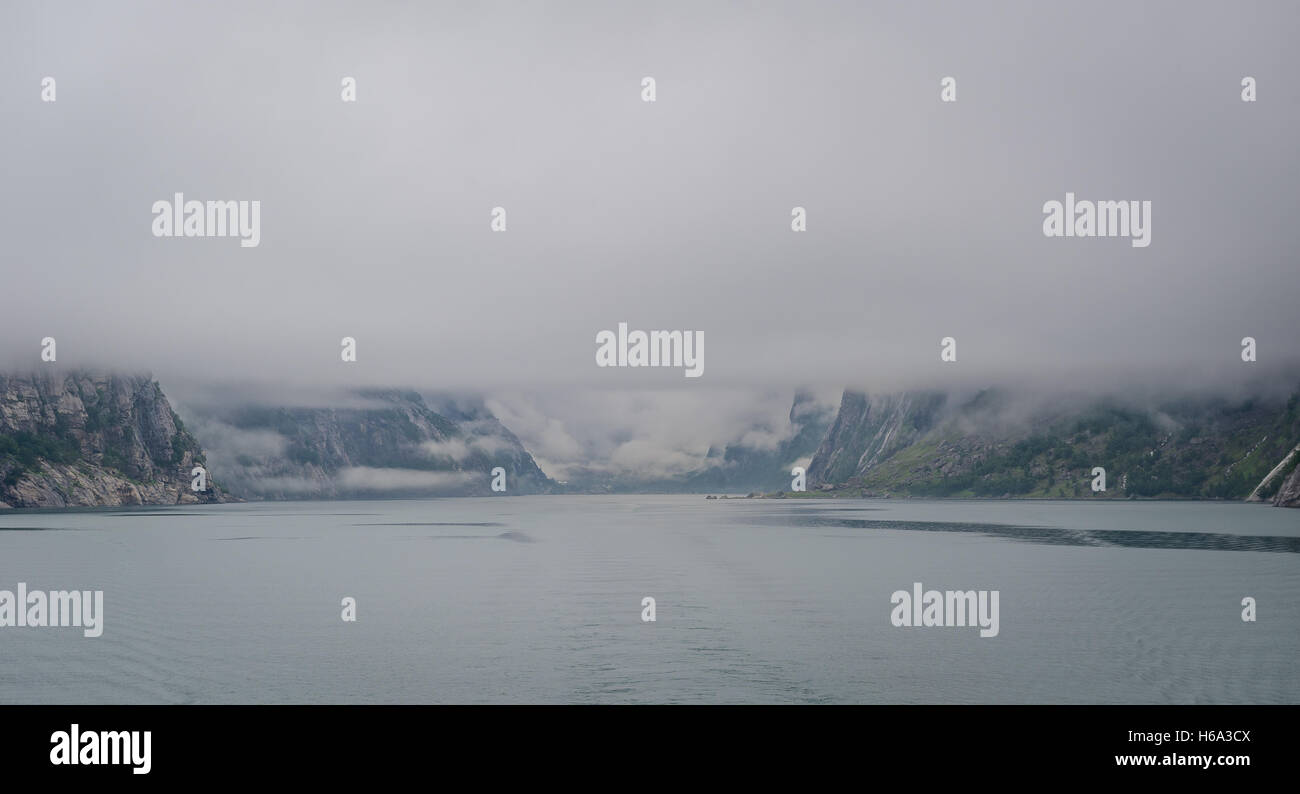 Norwegischer Fjord Seelandschaft mit tiefen Nebel und Wolken Stockfoto