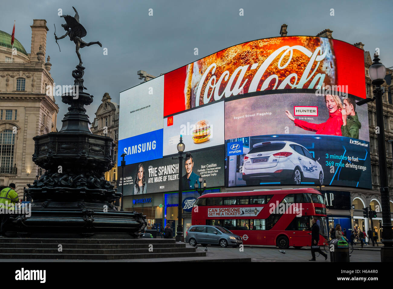 Piccadilly Circus einer belebten Treffpunkt und eine Touristenattraktion in seinem eigenen Recht. Der Zirkus ist besonders bekannt für seine video Display und Neon Schilder montiert auf das Eckgebäude auf der Nordseite und der Shaftesbury-Gedenkbrunnen sowie Statue, die im Volksmund, ist aber fälschlicherweise angenommen, dass der Eros Stockfoto