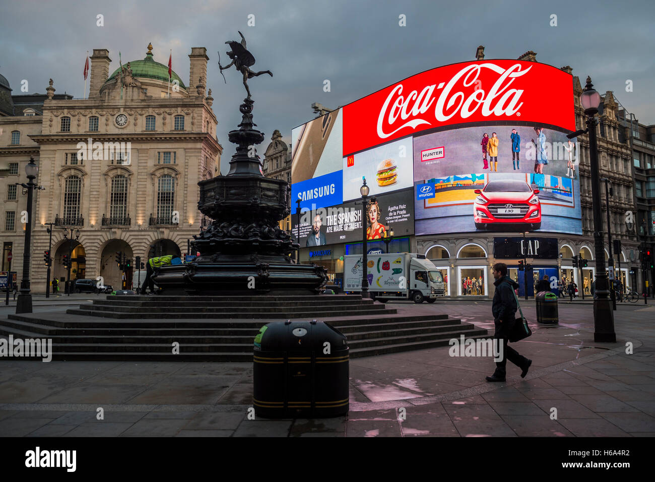 Piccadilly Circus einer belebten Treffpunkt und eine Touristenattraktion in seinem eigenen Recht. Der Zirkus ist besonders bekannt für seine video Display und Neon Schilder montiert auf das Eckgebäude auf der Nordseite und der Shaftesbury-Gedenkbrunnen sowie Statue, die im Volksmund, ist aber fälschlicherweise angenommen, dass der Eros Stockfoto