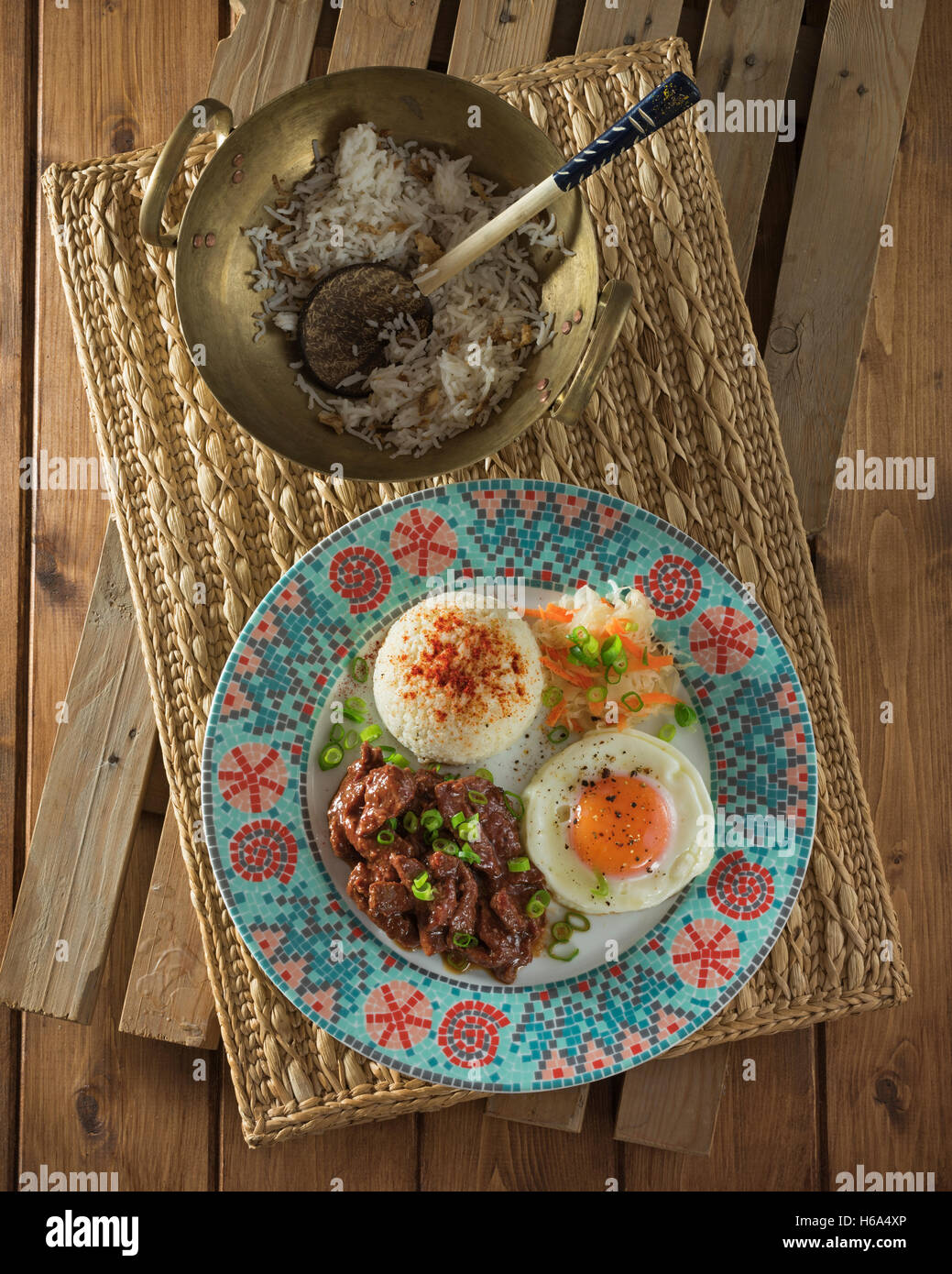 Tapsilog. Philippinische Frühstücksgericht mit Rindfleisch, Ei und gebratenen Reis. Philippinen Essen Stockfoto