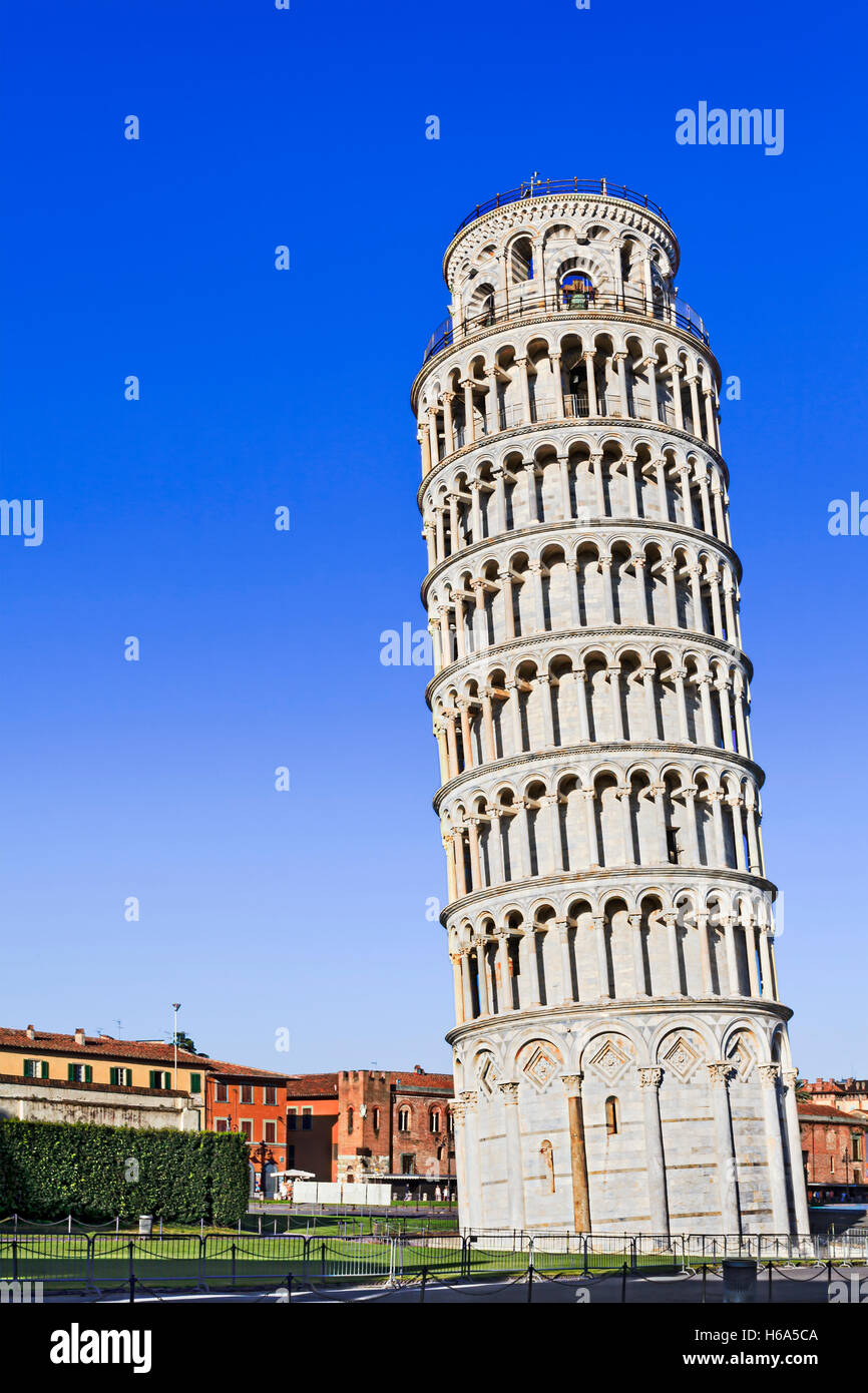 Weiße und liebenswürdige Glockenturm in Stadt von Pisa, Italien. Berühmten Schiefen Turm von Pisa gegen saubere blaue Himmel Stockfoto