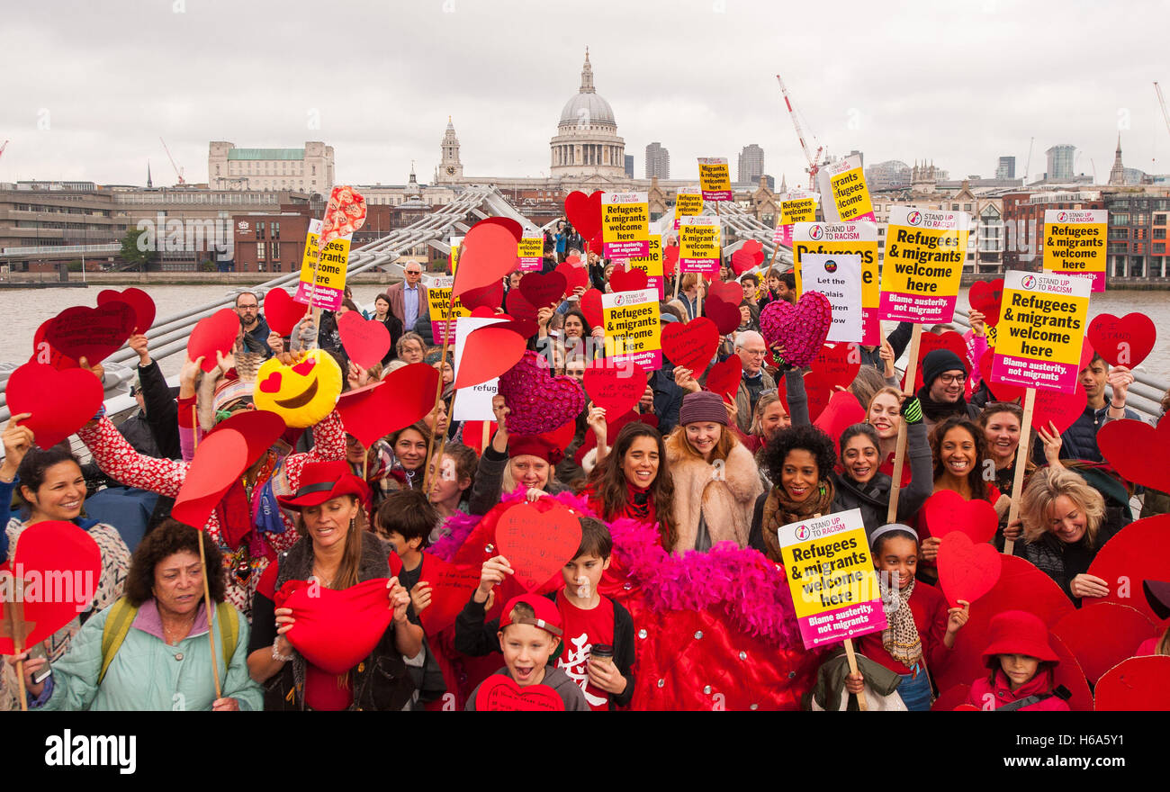 Lily Cole (Mitte) schließt sich die Liebe In Aktion habt ein Herz treffen auf die Millennium Bridge in London, fordern die Regierung auf minderjährige Flüchtlinge durch den Abriss des Flüchtlingslagers Dschungel in Calais Vertriebenen zu helfen. Stockfoto