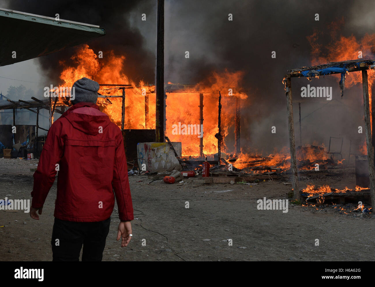 Rauch steigt über Calais Dschungelcamp, wie mehrere große Brände im in der Nähe von verlassenen Migranten Lager in Nordfrankreich am dritten Tag der Operation brachen um es zu deaktivieren. Stockfoto
