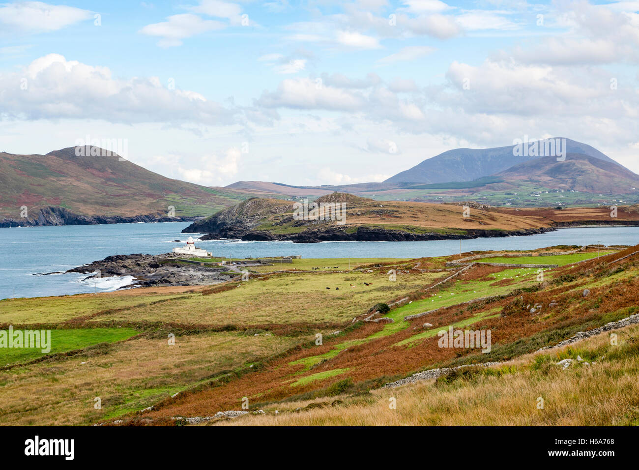 Valentia Island, County Kerry, Irland mit Leuchtturm in Ferne Stockfoto