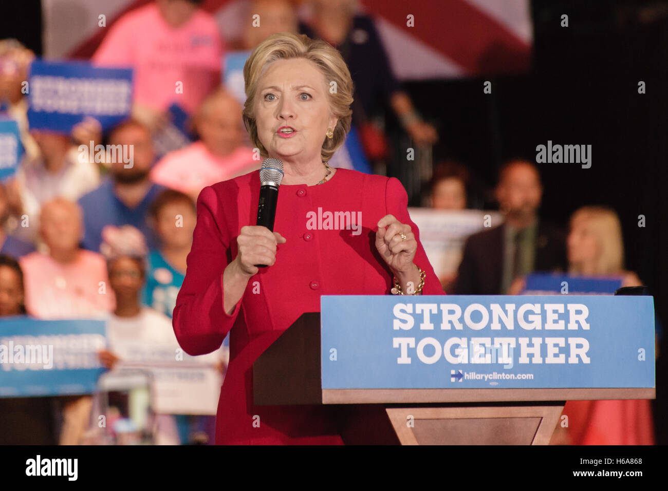 Präsidentschafts Kandidat Hillary Clinton spricht ihre Anhänger am Broward College in Coconut Creek, FL. 25. Oktober 2016 Stockfoto