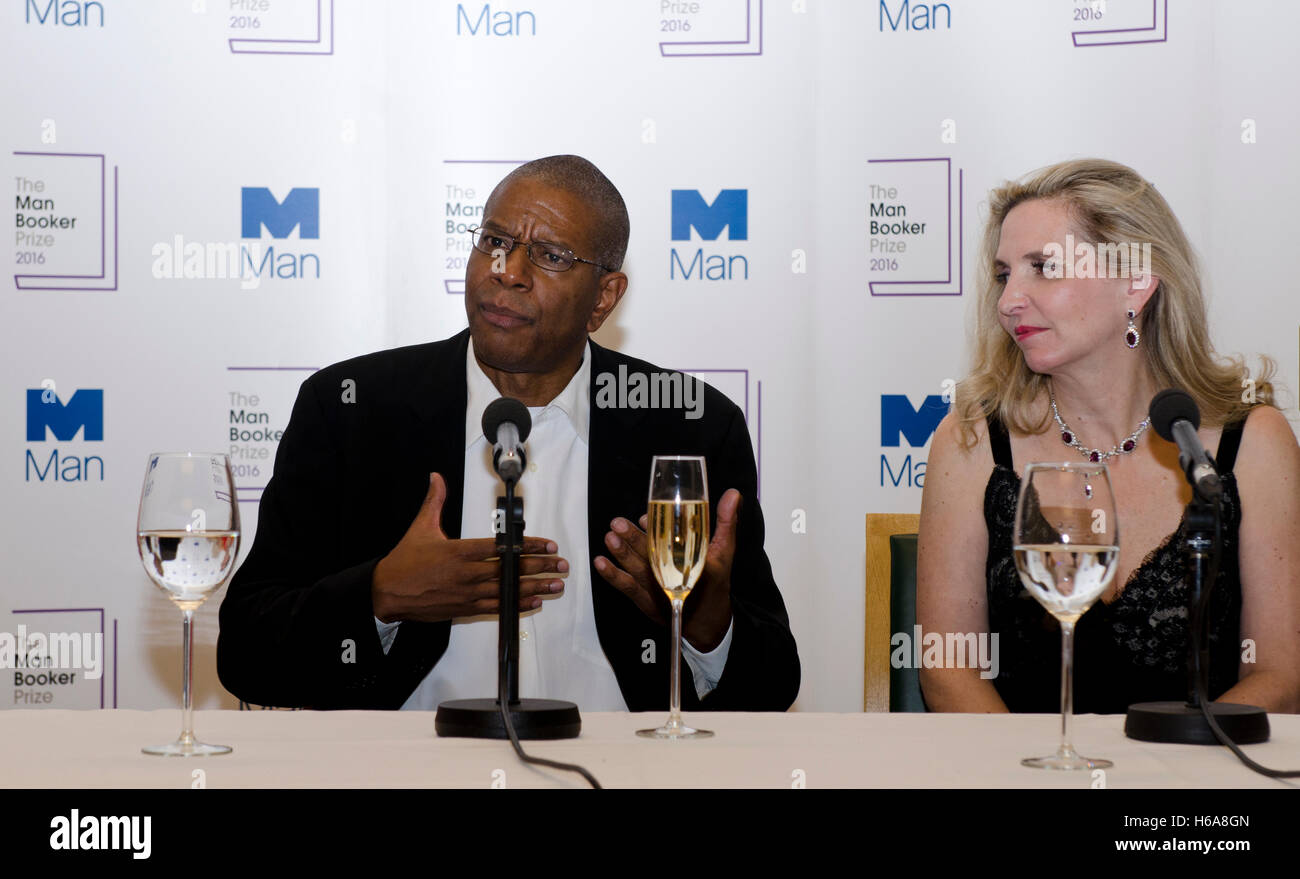 London, UK. 25. Oktober 2016. Paul Beatty, erste US-Autor gewinnt den Man Booker Prize 2016 für seinen Roman The Sellout bei der Preisverleihung mit Stuhl von Richter Amanda Foreman (R) DDie Guildhall in London UK 25. Oktober 2016 Credit: Prixpics/Alamy Live News Stockfoto