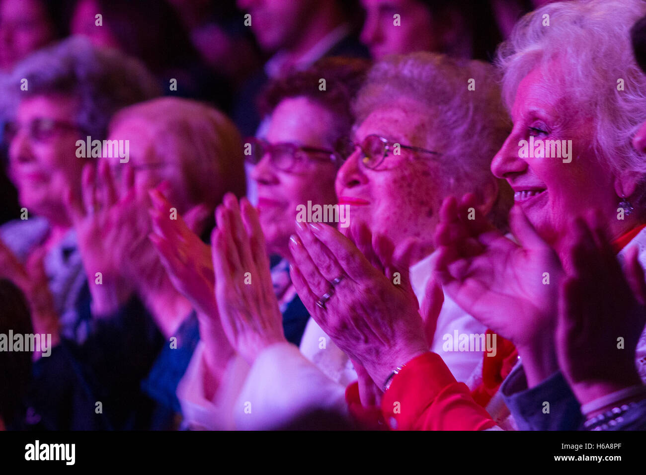 Buenos Aires, Argentinien. 25. Oktober 2016. Estela de Carlotto, Präsident der Großmütter der Plaza de Mayo während die gesellschaftliche Stockfoto