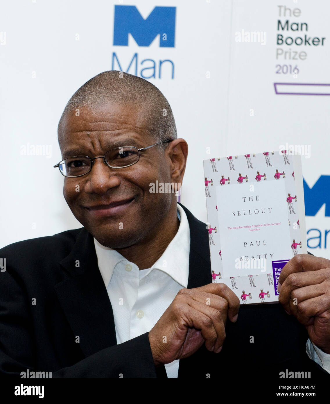 London, UK. 25. Oktober 2016. Paul Beatty, erste US-Autor gewinnt den Man Booker Prize 2016 für seinen Roman The Sellout bei der Preisverleihung, The London Guildhall UK 25. Oktober 2016 Credit: Prixpics/Alamy Live News Stockfoto