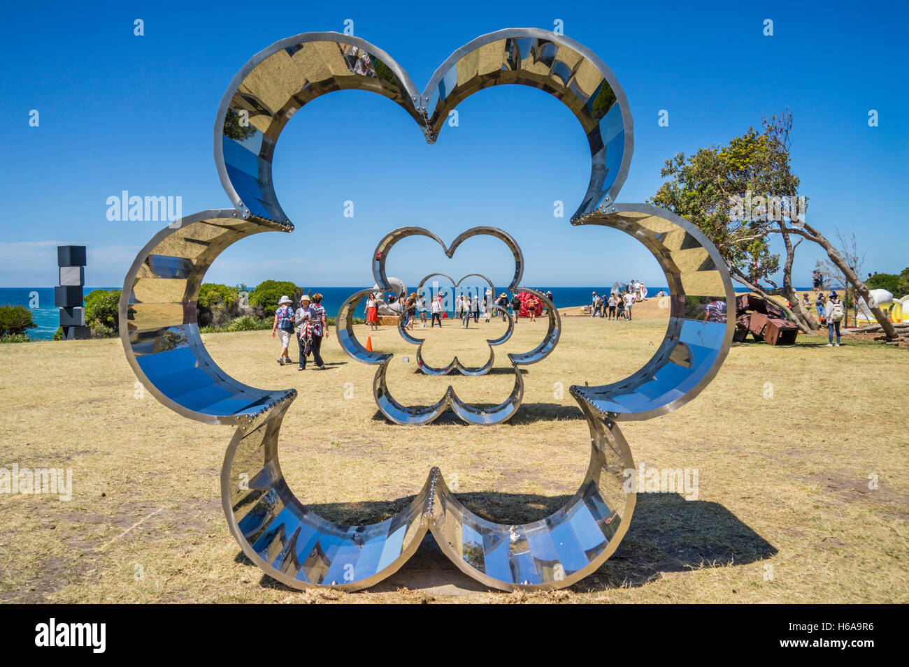 Bondi Beach, Sydney, Australien. 24. Oktober 2016. Skulptur am Meer, Australiens größte Skulptur im freien Jahresausstellung entlang der Spaziergang entlang der Küste von Bondi Beach, Tamarama Beach. Garderobeschränke Spiegelung Stahlskulptur Gruppe mit dem Titel "Flower Power" von Silvia Tuccimei Credit: Manfred Gottschalk/Alamy Live News Stockfoto