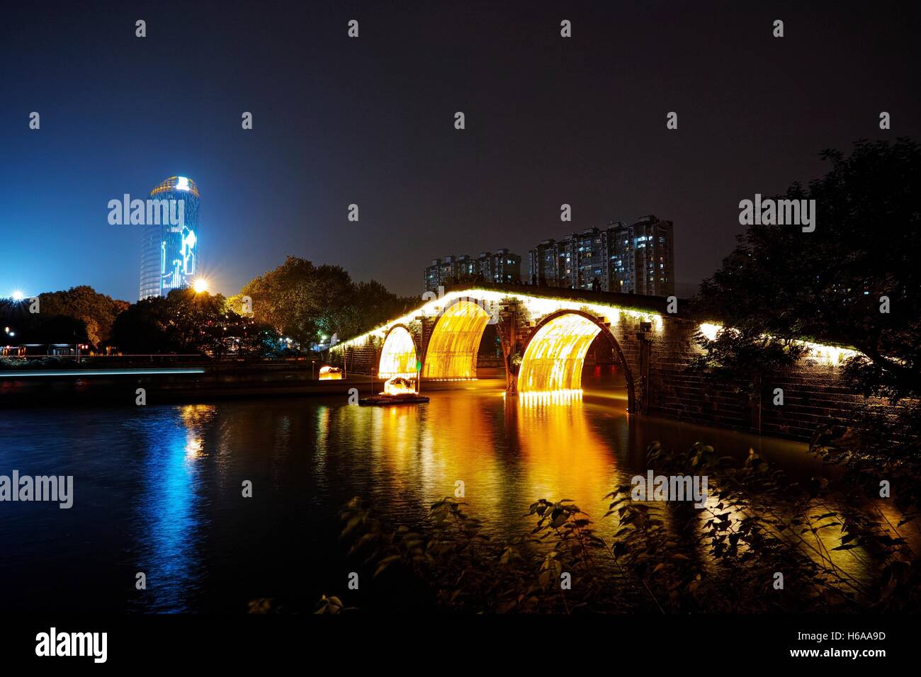 Hangzhou, Hangzhou, China. 24. Oktober 2016. Hangzhou, CHINA-24. Oktober 2016: (nur zur redaktionellen Verwendung. CHINA HERAUS). Nachtansicht der Gongchen Brücke in Hangzhou, Hauptstadt der ostchinesischen Provinz Zhejiang, 24. Oktober 2016. Gongchen Bridge ist das Wahrzeichen und das südlichste Terminal des Abschnitts Hangzhou der Beijing-Hangzhou Grand Canal. © SIPA Asien/ZUMA Draht/Alamy Live-Nachrichten Stockfoto