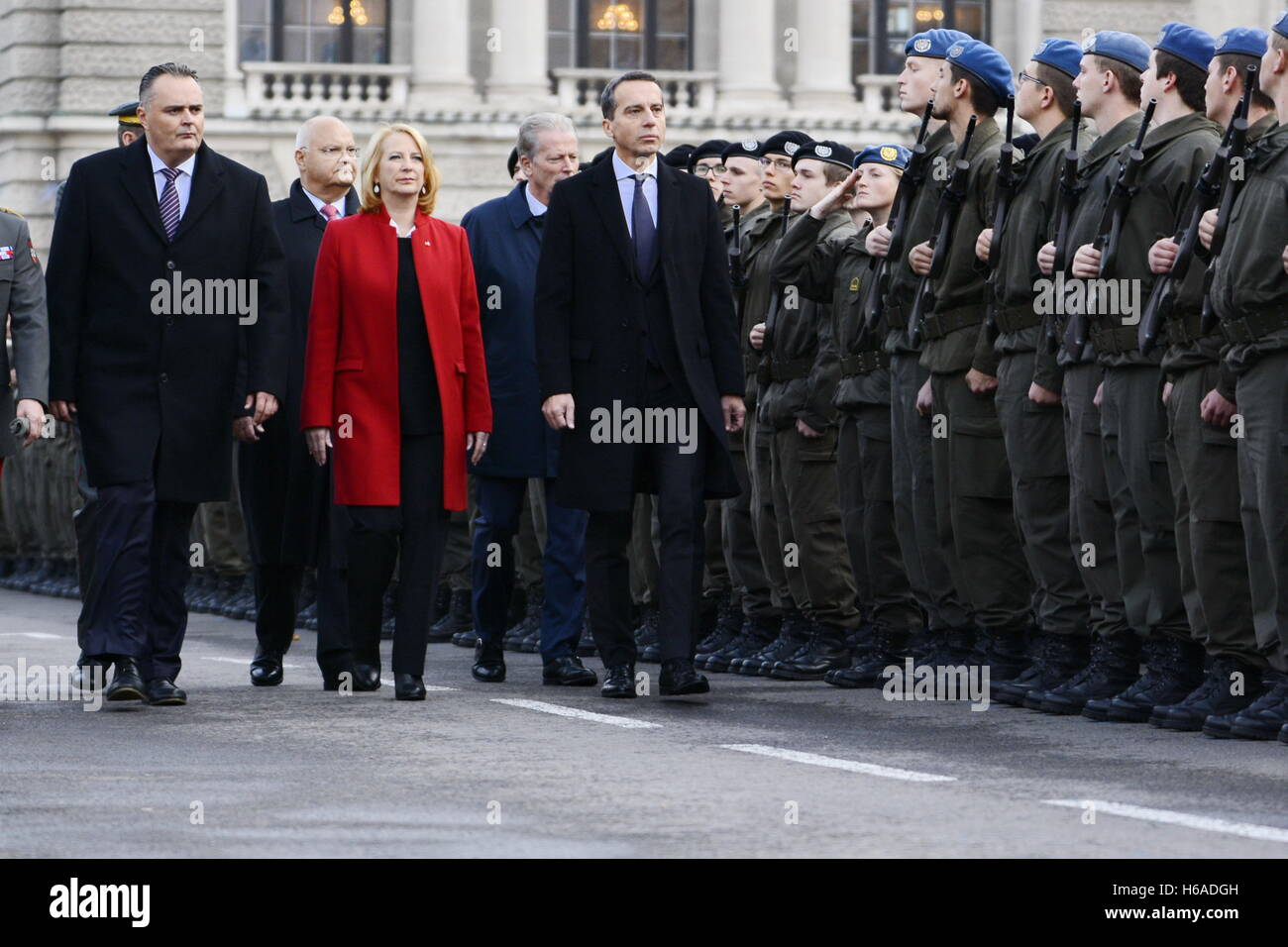 Wien, Österreich. 26. Oktober 2016. Osterreichischer Nationalfeiertag 2016 am Heldenplatz in Wien. Es waren 2.000 Rekruten in der Armee im Dienst. Die Bundesregierung wird durch den Verteidigungsminister (von L bis R) Hans Peter Doskozil (SPÖ), die Präsidentin des Rates Doris Bures (SPÖ) und den Bundeskanzler Christian Kern (SPÖ) vertreten. Kredit: Franz Perc/Alamy Live News Stockfoto