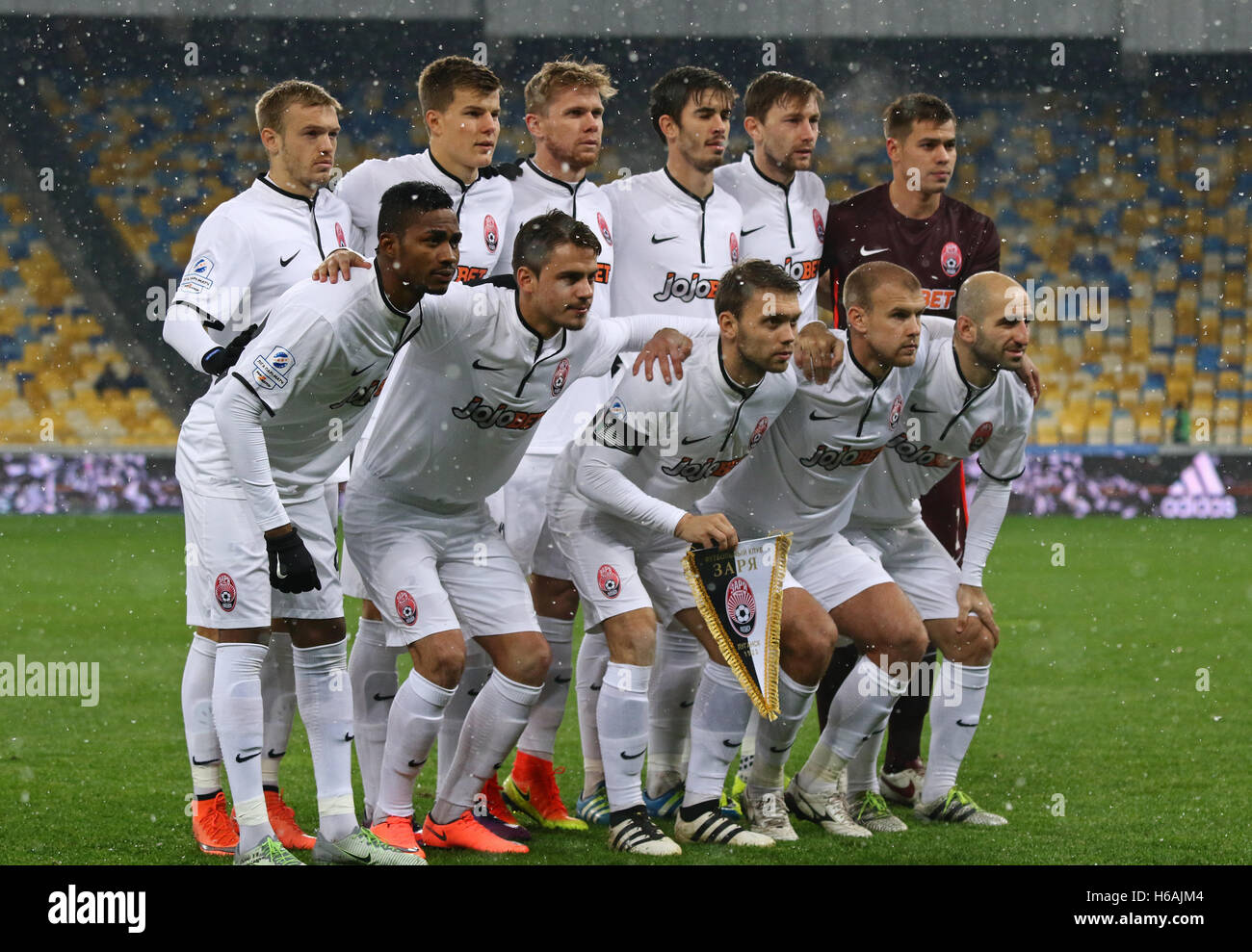 Kiew, Ukraine. 26. Oktober 2016. Zorya Luhansk Spieler stellen für ein Gruppenfoto vor dem Pokal der Ukraine-Runde der 16 Spiel gegen den FC Dynamo Kyiv im NSC Olimpiyskyi Stadium in Kiew, Ukraine. Bildnachweis: Oleksandr Prykhodko/Alamy Live-Nachrichten Stockfoto