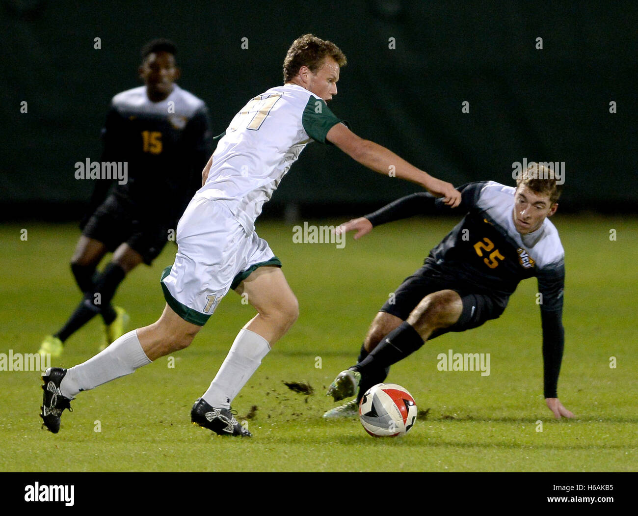 Williamsburg, VA, USA. 26. Oktober 2016. 20161026 - William und Mary vorwärts RYDER BELL (11) bewegt den Ball vorbei an VCU Mittelfeldspieler JOSEPH GONNELLA (25) in der ersten Hälfte Martin-Familie-Stadion in Williamsburg (Virginia) Credit: Chuck Myers/ZUMA Draht/Alamy Live News Stockfoto