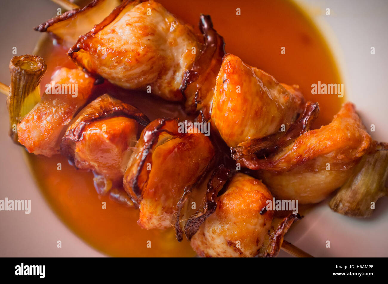 Japanische Yakitori Rind Döner Grillspieße mit süßer Soße Stockfoto