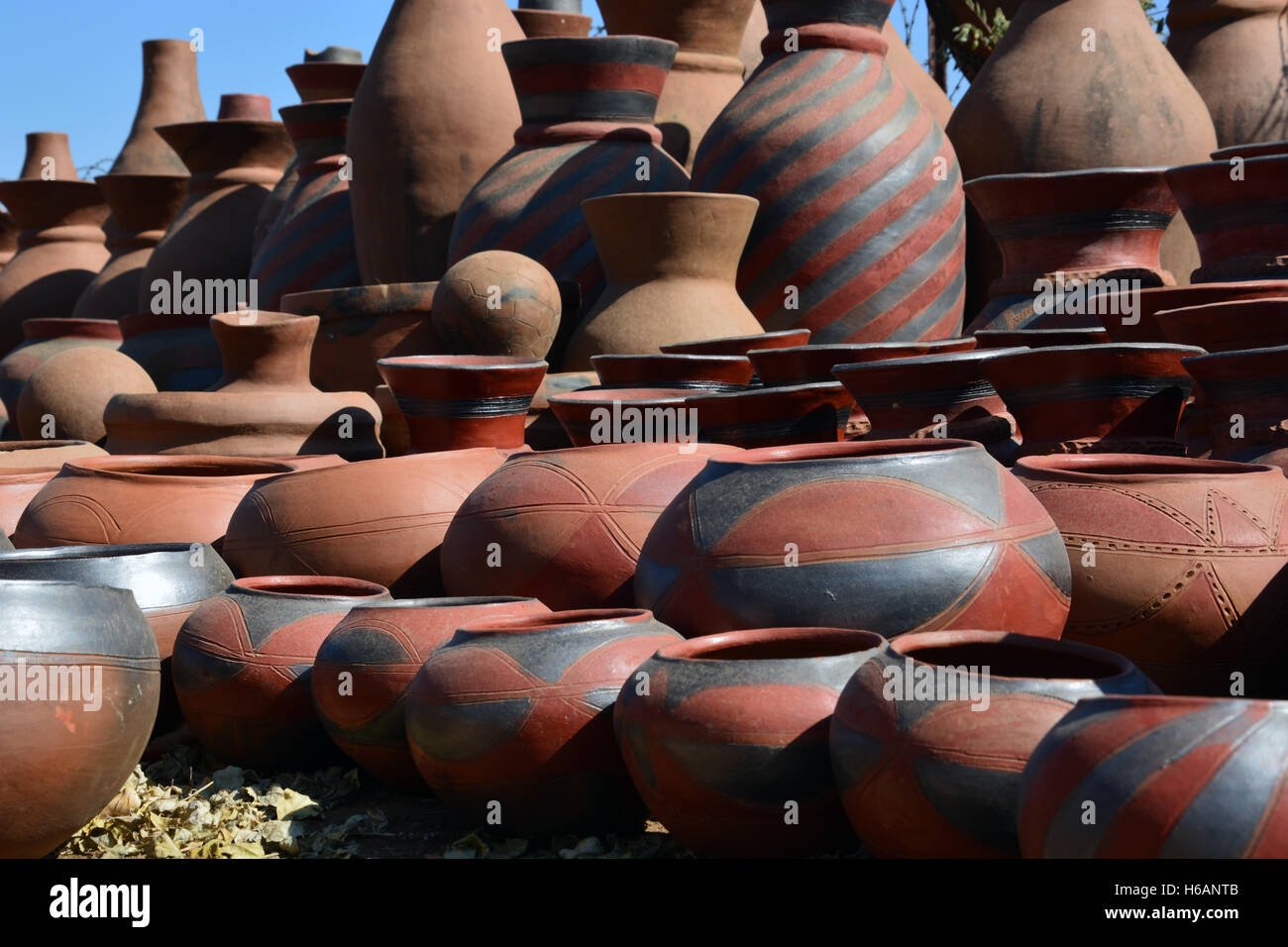 Tontöpfe in der Mukondeni Keramikfabrik hergestellt sind erhältlich für den Verkauf an die Einheimischen und Touristen in der Region Norden Limpopo in Südafrika. Stockfoto