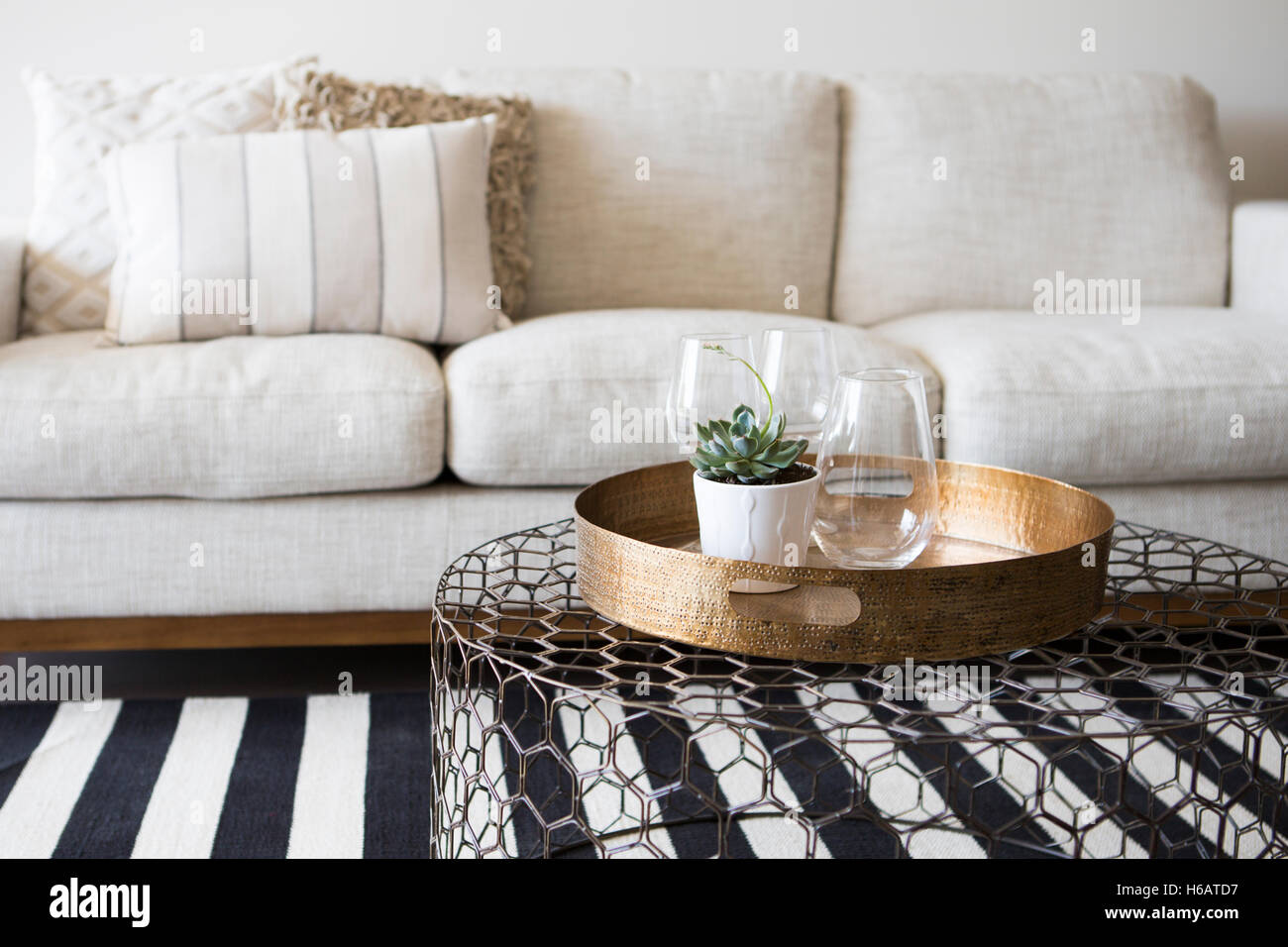 Modern gestaltete Wohnungseigentumswohnung. Leichte helle luftige Atmosphäre. Stockfoto