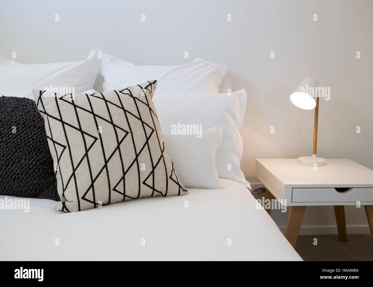 Modern gestaltete Wohnungseigentumswohnung. Leichte helle luftige Atmosphäre. Stockfoto