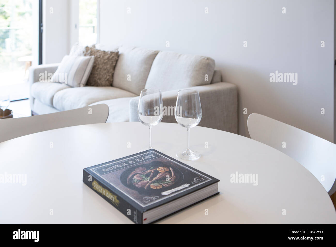 Modern gestaltete Wohnungseigentumswohnung. Leichte helle luftige Atmosphäre. Stockfoto