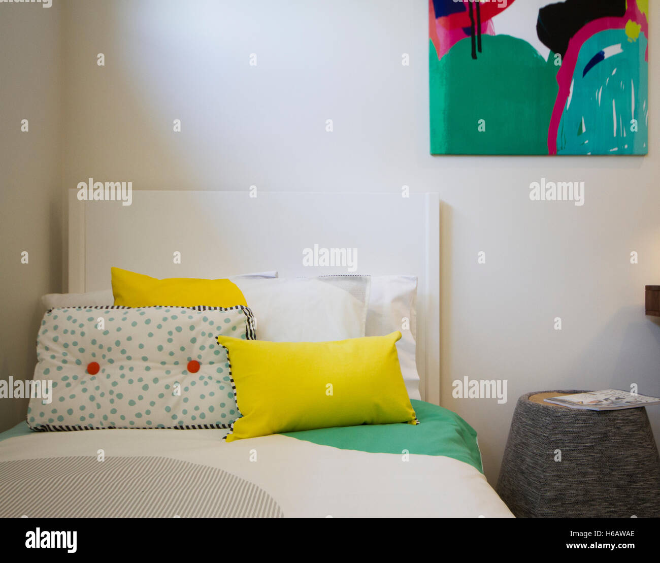 Modern gestaltete Wohnungseigentumswohnung. Leichte helle luftige Atmosphäre. Stockfoto