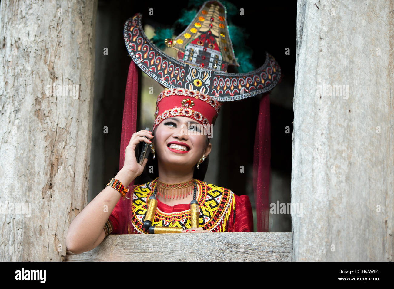 Toraja traditionelle Tänzer posieren für die Kamera mit farbenfrohen Tracht. Der Tanz namens Sanda Oni. Stockfoto