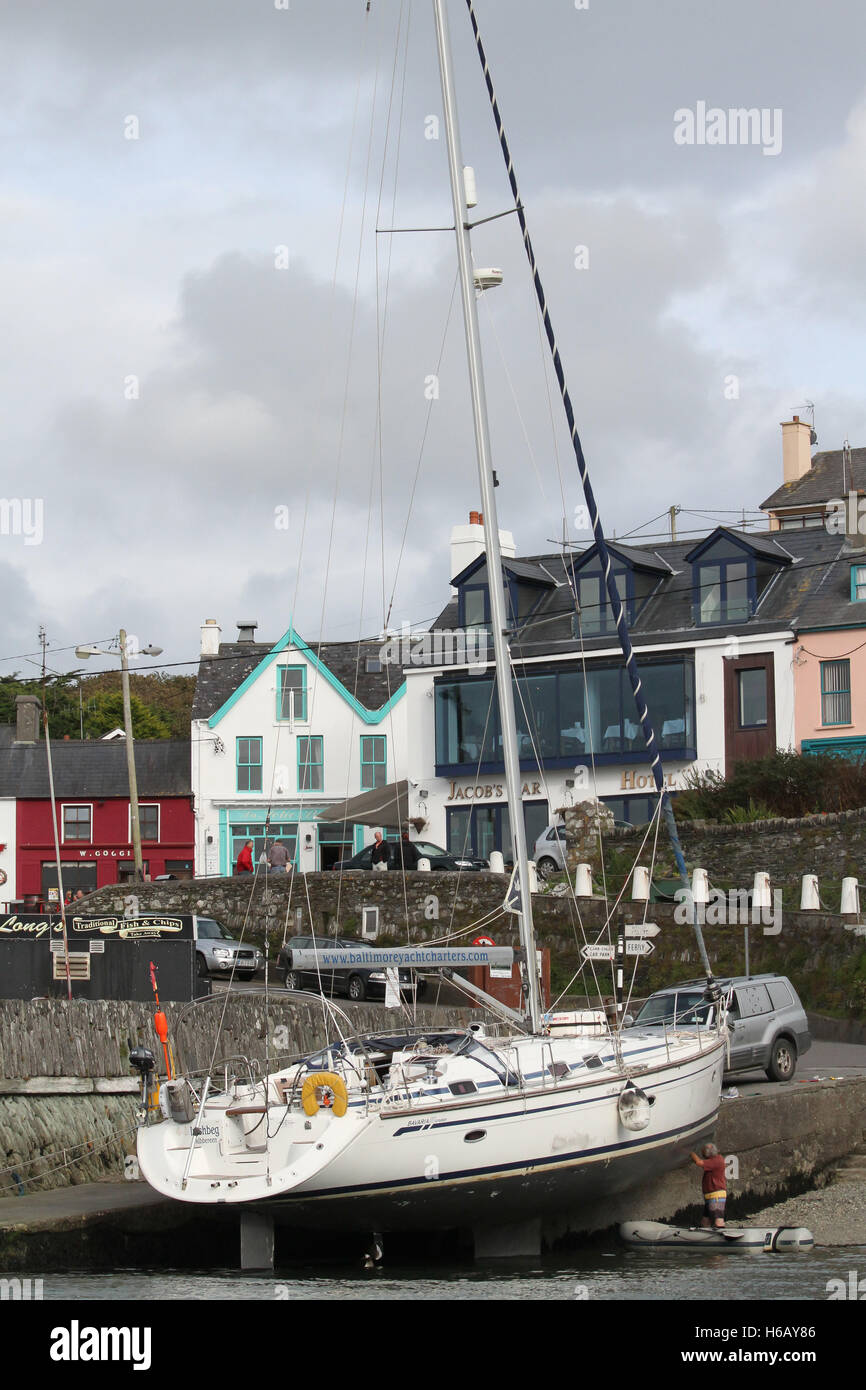 Eine Yacht am Kai im Hafen von Baltimore im Dorf Baltimore, West Cork, Irland Stockfoto