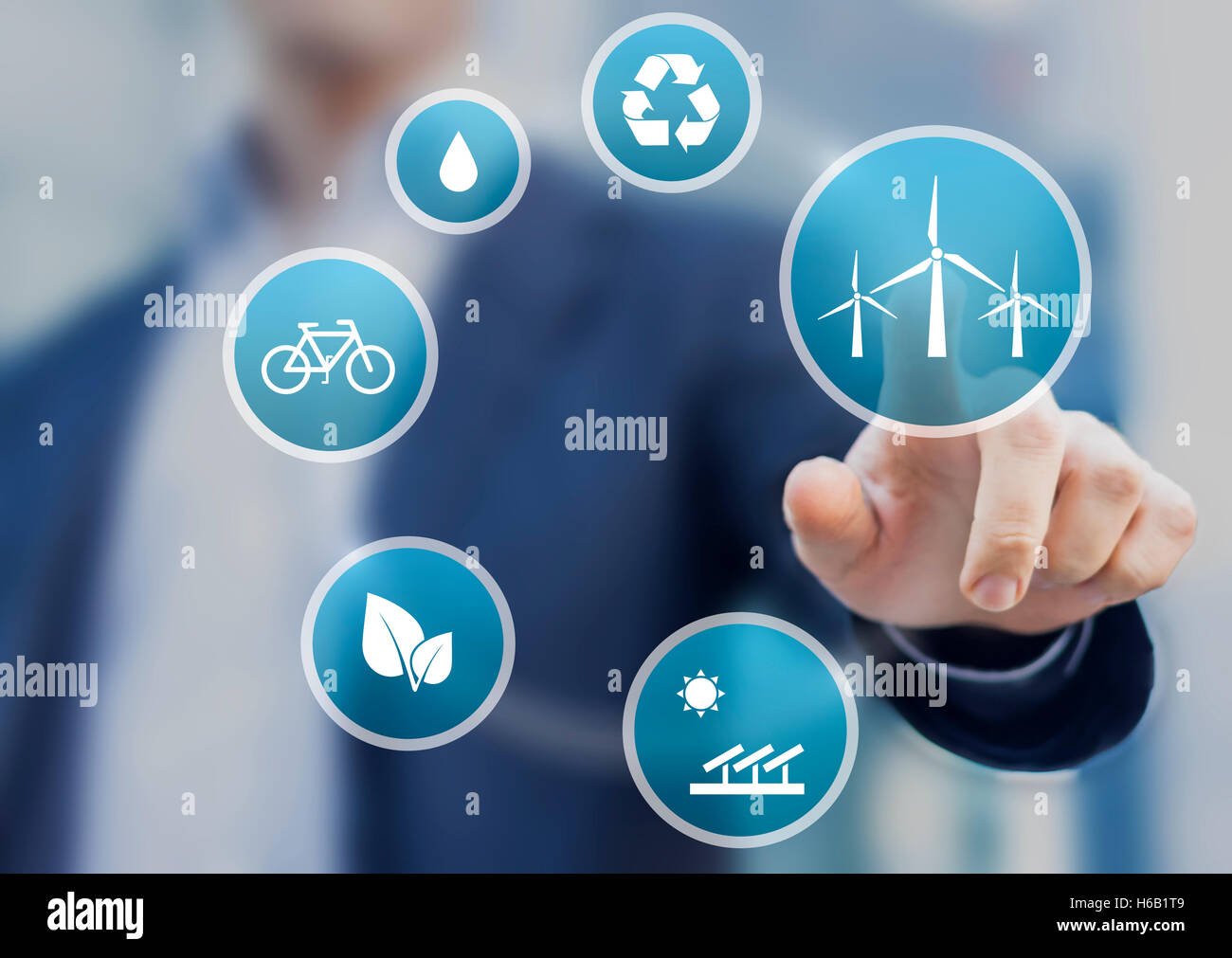 Präsentation über erneuerbare Energien für eine nachhaltige Entwicklung mit Symbolen auf virtuellen Bildschirm Stockfoto