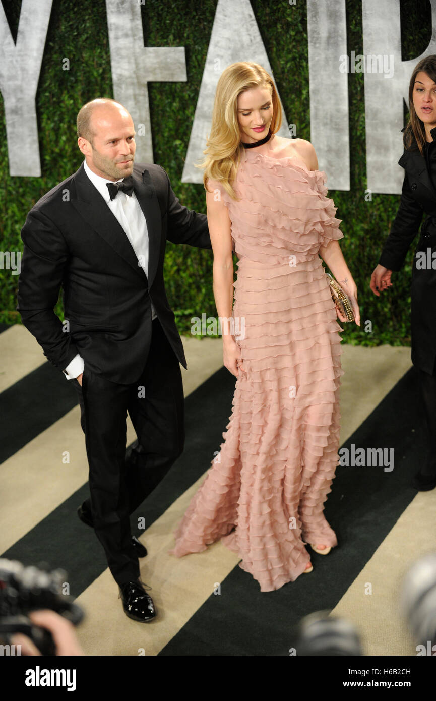Schauspieler Jason Statham und Rosie Huntington-Whiteley kommen für die 2013 Vanity Fair Oscar Party am 24. Februar 2013 in Hollywood, Kalifornien. Stockfoto