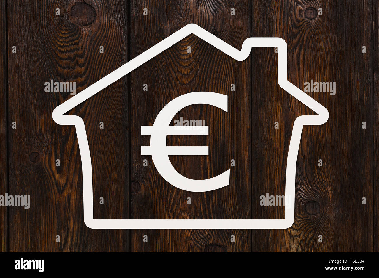 Papierhaus mit Eurozeichen im Inneren. Gehäuse, Geld-Konzept Stockfoto