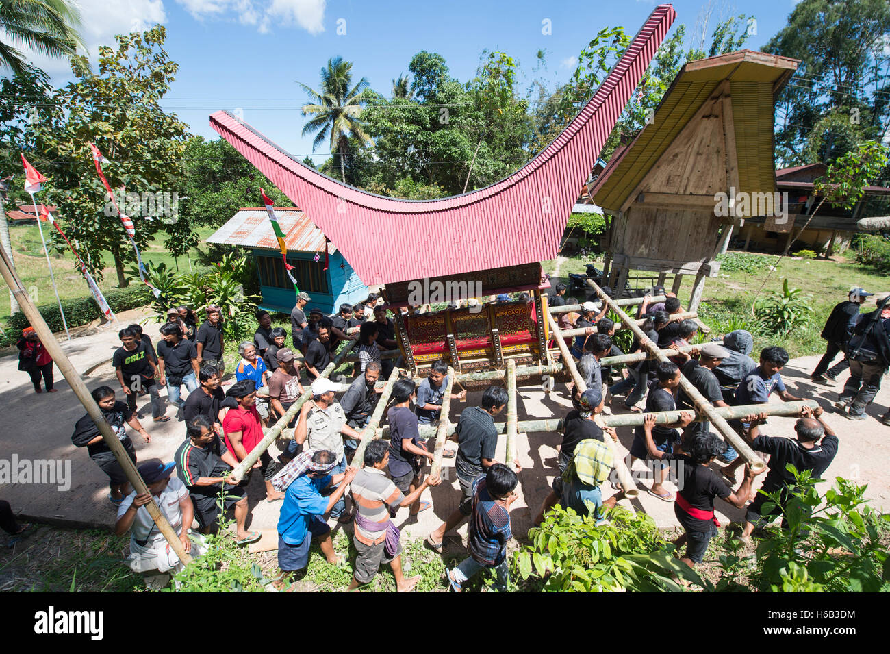 Familie und Verwandten parade den Sarg der besonderen Begräbnisplatz Patane in North Toraja, Indonesien genannt. Stockfoto