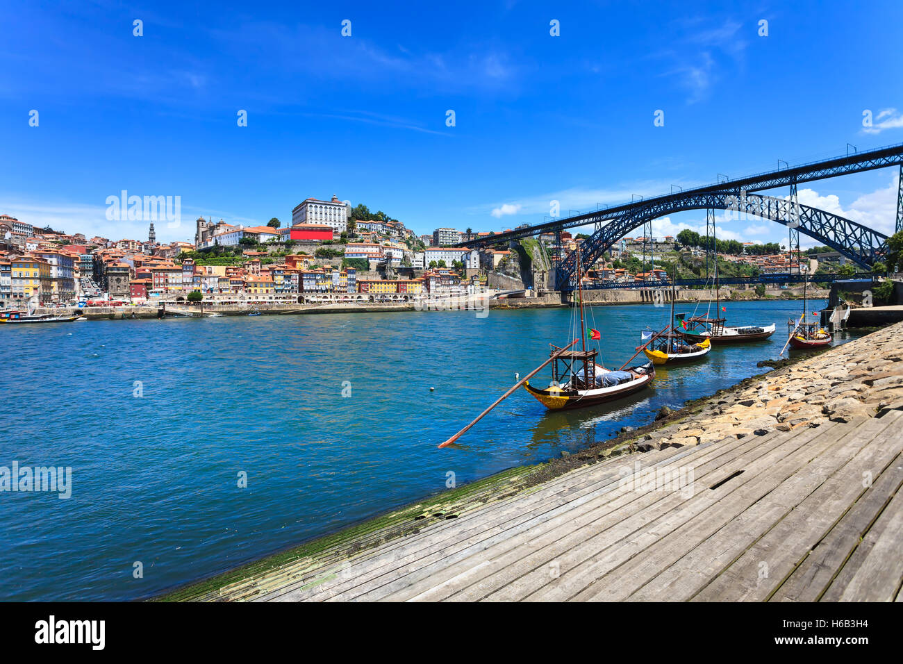 Skyline von Oporto oder Porto, Douro-Fluss, traditionelle Boote und Dom Luis oder Luiz Eisenbrücke. Portugal, Europa. Stockfoto