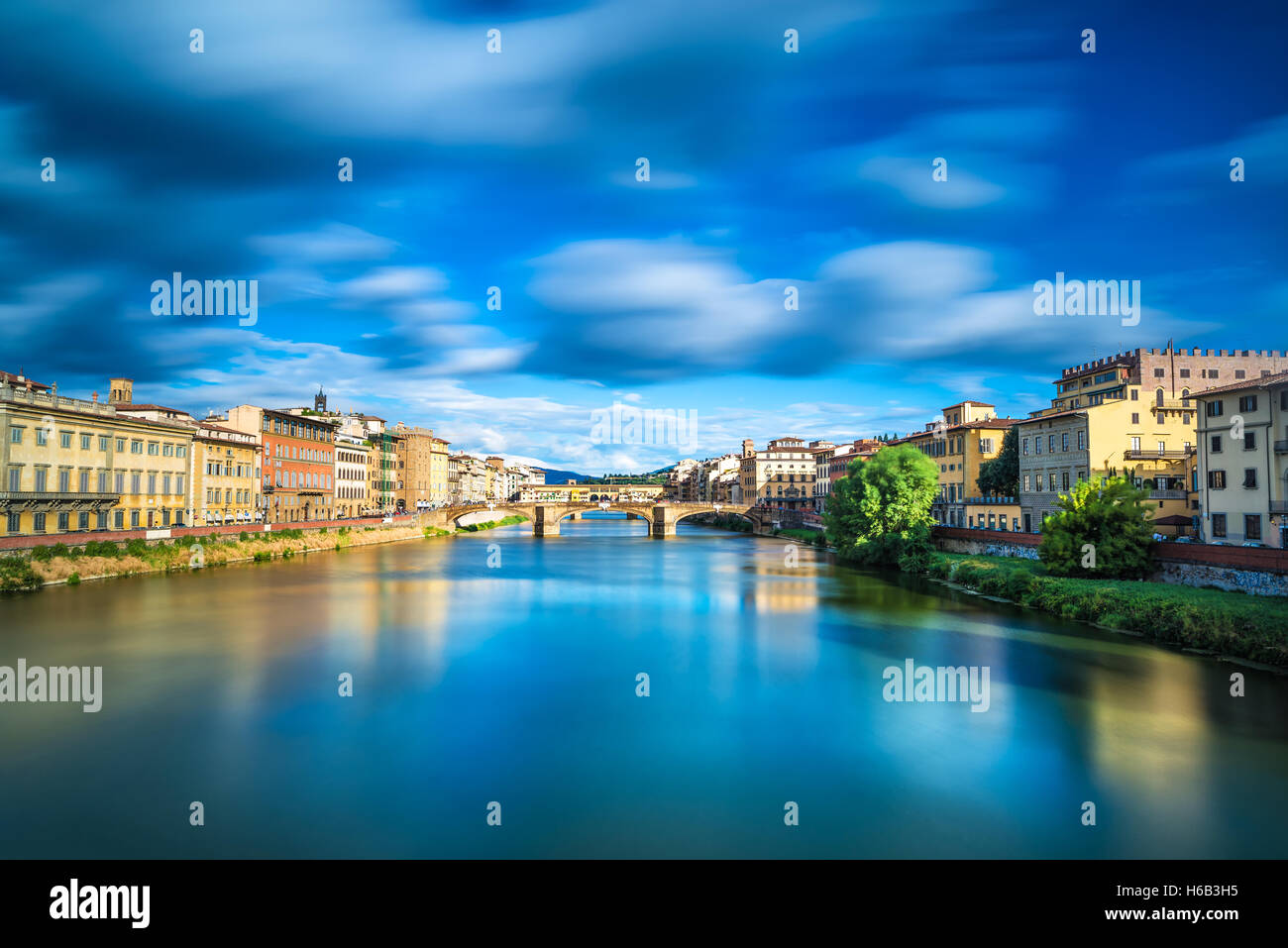 Florenz oder Firenze, Santa Trinita und alte Brücke Wahrzeichen am Fluss Arno, Sonnenuntergang Landschaft mit Reflexion. Toskana, Italien. Stockfoto