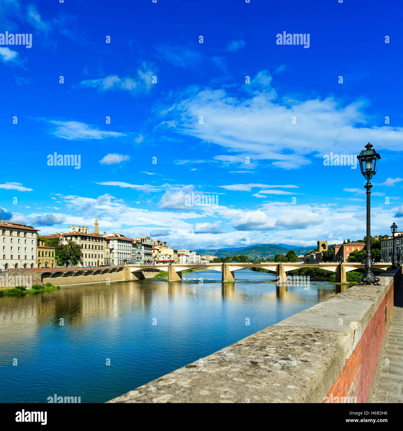 Florenz oder Firenze, Ponte Alle Grazie Brücke Wahrzeichen am Fluss Arno, Sonnenuntergang Landschaft mit Reflexion. Toskana, Italien. Lange exp Stockfoto