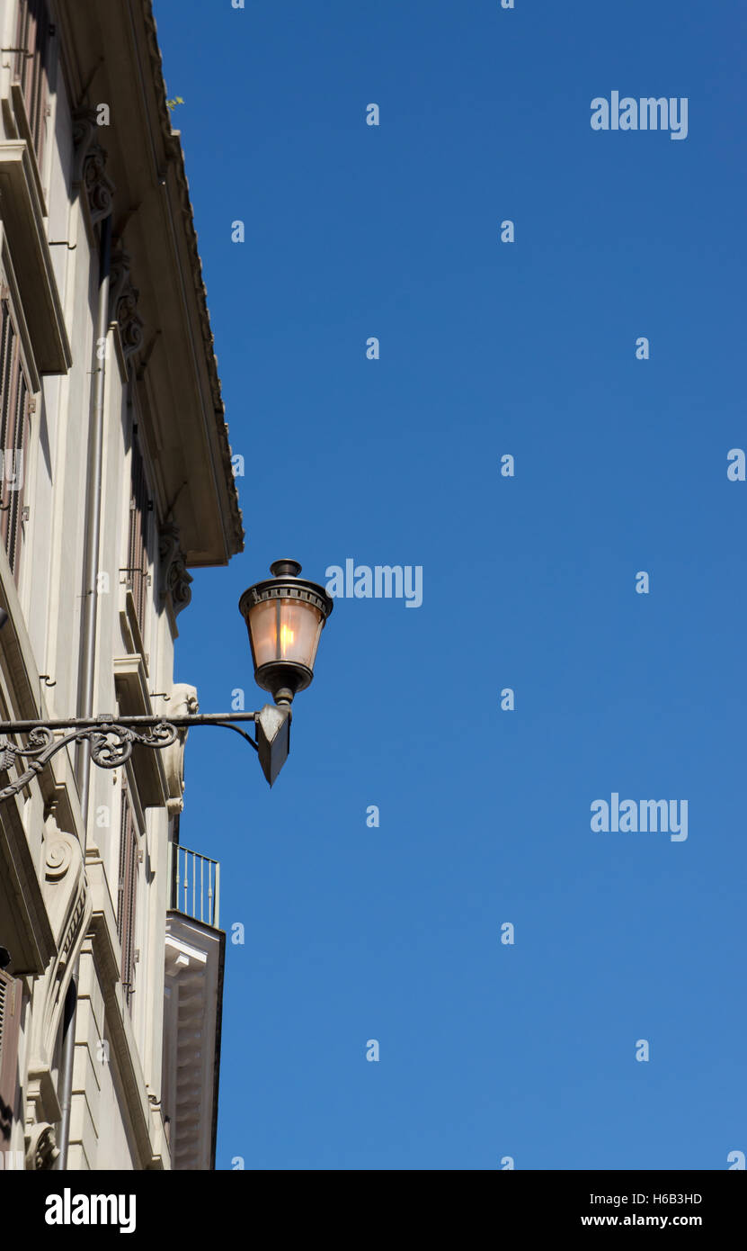 Alten Straßenlaterne auf blauen Himmel mit Textfreiraum Stockfoto