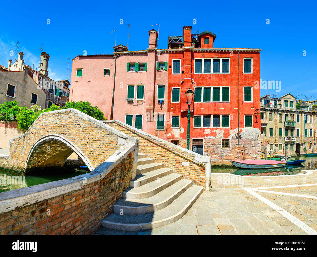 Venedig-Stadtbild, schmale Wasserkanal, Brücke, Boote und traditionellen Gebäuden. Italien, Europa. Stockfoto