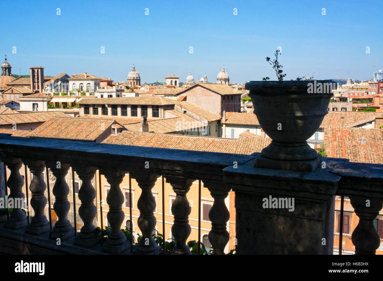 Schöne Aussicht auf Rom - Italien von einer Terrasse mit Textfreiraum Stockfoto