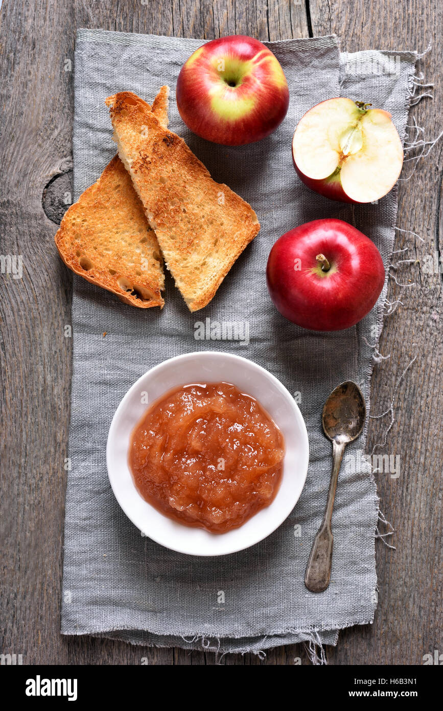 Apfel Marmelade und Toast Brot, Ansicht von oben Stockfoto